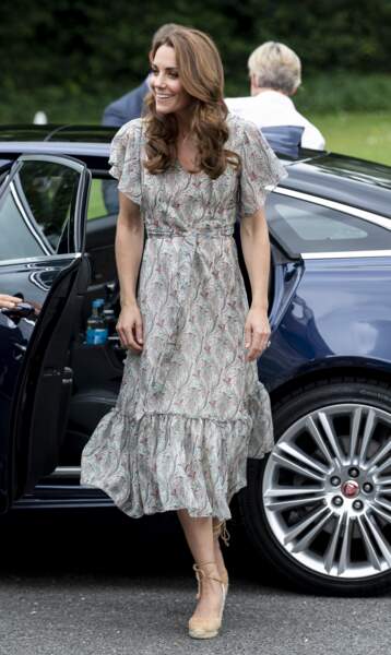 Pour prendre la suite de la reine Elizabeth ce 25 juin, Kate Middleton portait une robe midi à imprimé cachemire