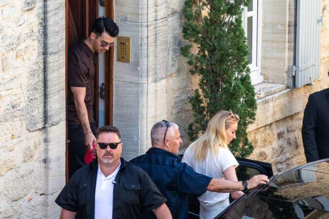 Sophie Turner et Joe Jonas quittent l'hôtel pour se rendre au château de Tourreau, le 27 juin 2019