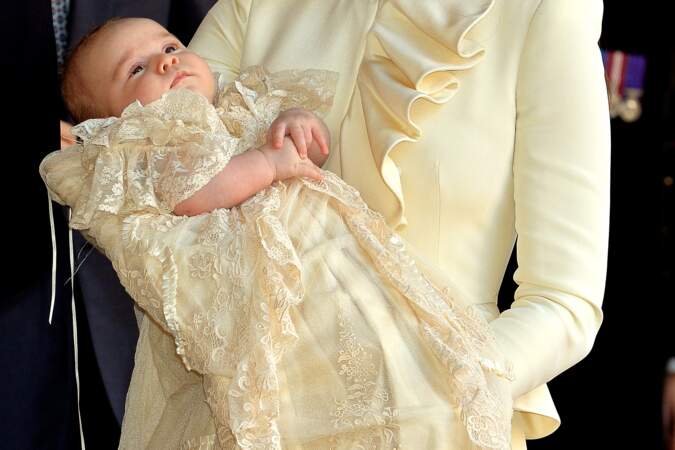 Le prince George dans les bras de Kate Middleton à son baptême, le 23 octobre 2013
