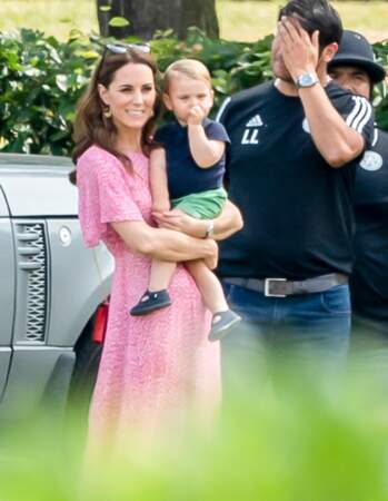 Louis, dans les bras de sa mère Kate Middleton, aperçu en train de sucer son pouce. 