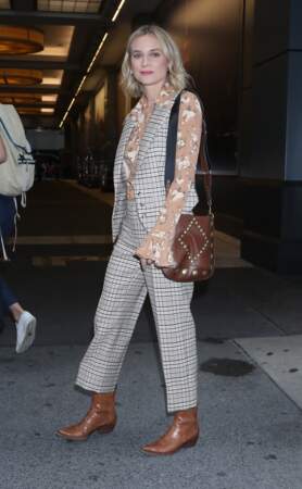 Diane Kruger arrive dans une tenue qui mêle chemise à volants et gilet à BUILD Series