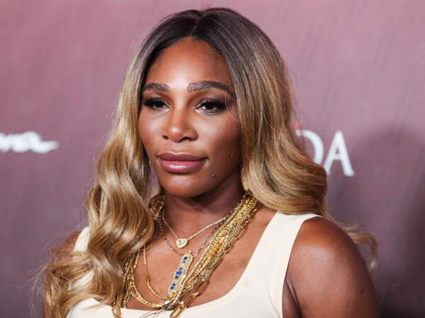Serena Williams dévoile ses cheveux blonds lors du Sports Illustrated Fashionable 50, à Los Angeles.