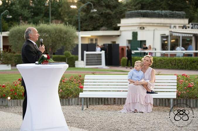 La princesse Charlène et son fils Jacuqes écoutent le président de la société des courses de la Côte d’Azur