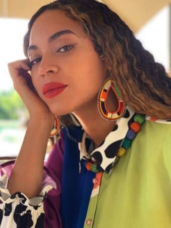 Beyonce adopte les boucles d'oreilles ethniques et XXL.