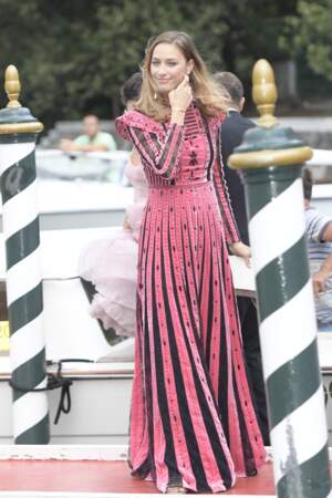 Beatrice Borromeo très élégante en robe longue colorée lors de Mostra de Venise en 2017