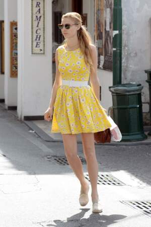 Beatrice Borromeo chic et simple avec cette robe courte jaune soleil, une couleur qu'elle porte souvent
