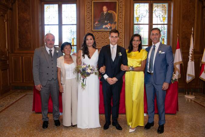Les jeunes mariés, Marie Chevallier et Louis Ducruet entourés de leurs parents respectifs dont Stéphanie de Monaco