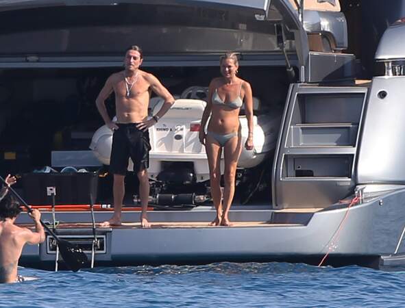  Kate Moss passe de jolis moments sur un yacht, avec des amis à elle