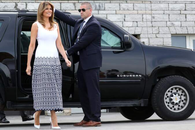 Côté accessoires, Melania Trump a assorti sa robe à une paire d'escarpins blancs, ce 26 août 2019 à Biarritz.