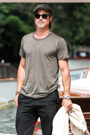 Brad Pitt classe et cool à la fois en jean/baskets et barbe de trois jours