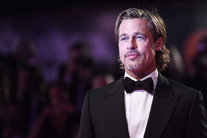 barbe de trois jours, cheveux longs et wet, à 55 ans, Brad Pitt possède le look et le style d'un jeune homme