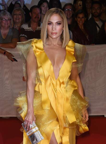 Pour présenter son dernier film ce 7 septembre, Jennifer Lopez a choisi une robe satinée dans les tons orangés