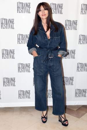 Monica Bellucci a rayonné au photocall de la L'Etrange Festival dans une combinaison en jean Dior.
