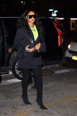 Rihanna est aussi fan de J Brand comme elle le montre ici avec un slim noir de la griffe.
