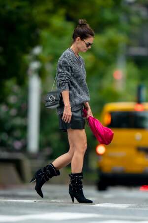 Katie Holmes dévoile ses jambes musclées en short en cuir