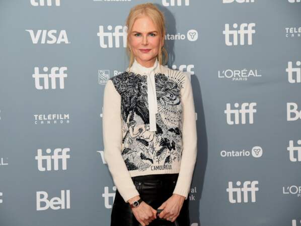 La laine est une matière  d'exception, la preuve sur Nicole Kidman avec un pull Dior, sublime.