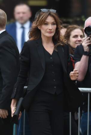 Carla Bruni-Sarkozy ultra chic en costume 3-pièces au défilé Burberry 2019 
