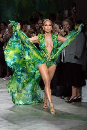 Jennifer Lopez affole Milan en portant à nouveau la robe Jungle de Versace qui avait sensation en 2000