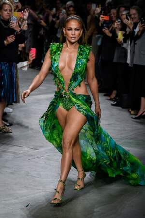 Jennifer Lopez affole Milan en portant à nouveau la robe Jungle de Versace qui avait sensation en 2000