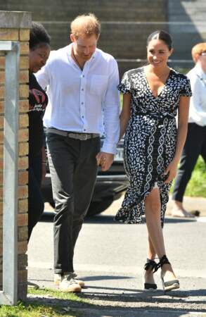 Meghan Markle et le prince Harry radieux, arrivent main dans la main à Cape Town pour leur première visite 
