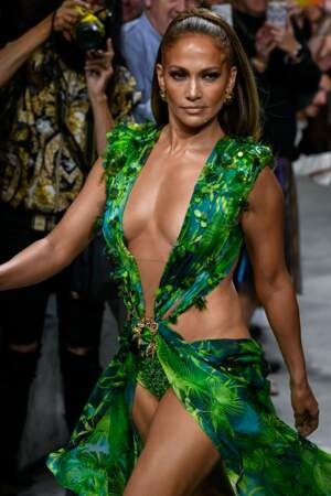 Jennifer Lopez, 50 ans, n'a rien à envier aux jeunes mannequins, elle défile pour Versace à Milan