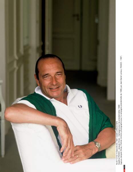 Jacques Chirac en polo blanc et gilet pour la campagne pour les presidentielles en 1988