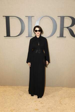 Monica Bellucci, ultra élégante au défilé Dior, toute de noir vêtue.