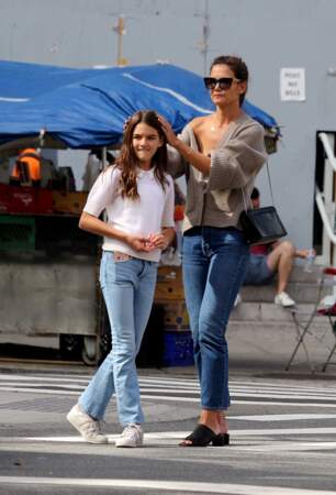 Katie Holmes et sa fille Suri Cruise assorties en jean et petit pull le 27 août 2019