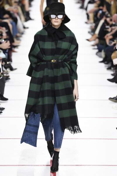 Cet hiver, la cape mise sur le tartan, se ceinture sur un jean et des boots comme ici chez Dior