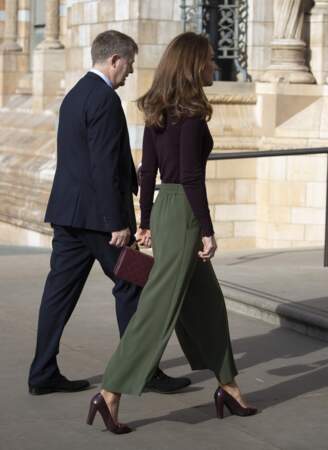 Kate Middleton avec un mix de vert et de prune pour un look très réussi