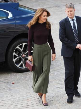 Kate Middleton fait sensation avec ce look très sophistiqué, mixant jupe culotte fluide Jigsaw, sac Chanel et escarpins Tods