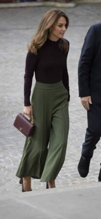 Kate Middleton sublime à Londres le 9 octobre avec un sac Chanel assorti à son top manche longues
