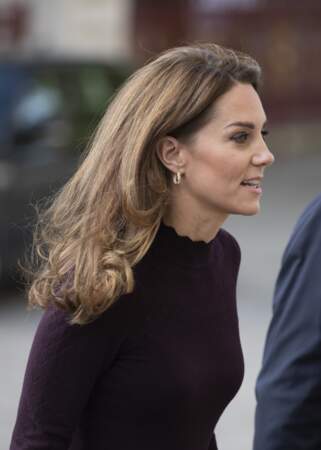 Kate Middleton porte un pull ajouré ravissant de la marque Warehouse