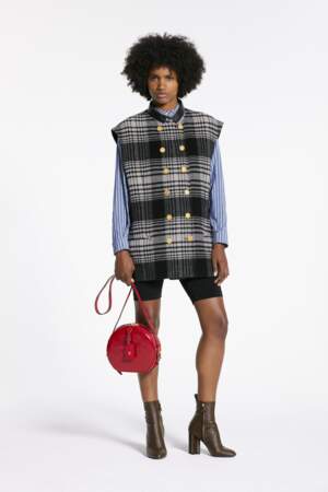 chez Louis Vuitton, on porte le panty gaine avec une veste chic