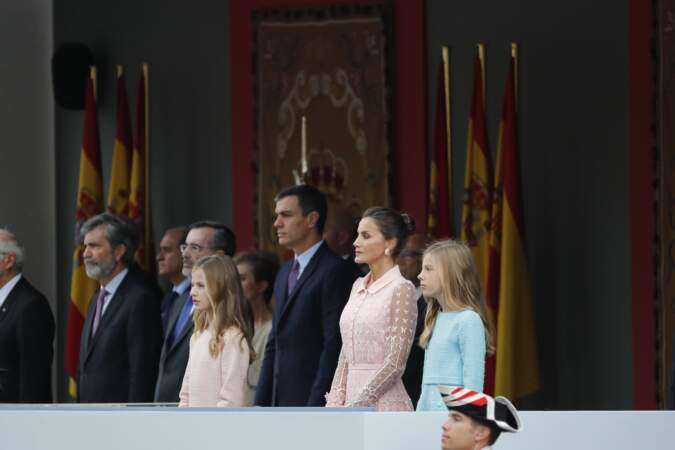 L'épouse du roi d'Espagne est coiffée d'un petit chignon tandis que ses filles ont laissé leurs les cheveux lâchés.