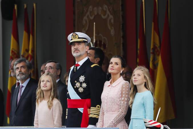 Réunie pour cet événement annuel, la famille royale espagnole semble captivée par le spectacle...