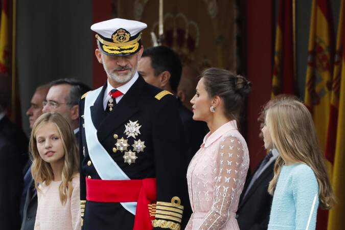 La reine Letizia d'Espagne porte aussi de sublimes boucles d'oreilles assorties à sa tenue.
