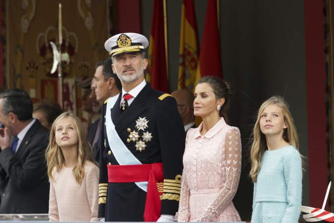 Quant à la princesse Leonor, elle porte une robe rose bonbon, dans les mêmes tons que sa mère.