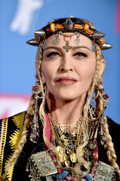Coiffure ethnique à base de tresses et de bijoux cheveux pour Madonna. 