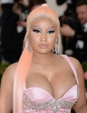 Nicki Minaj est adepte des rajouts de cheveux pour des changements de looks radicaux. 