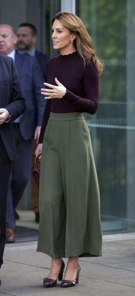Kate Middleton porte une jupe-culotte kaki le 09 octobre 2019