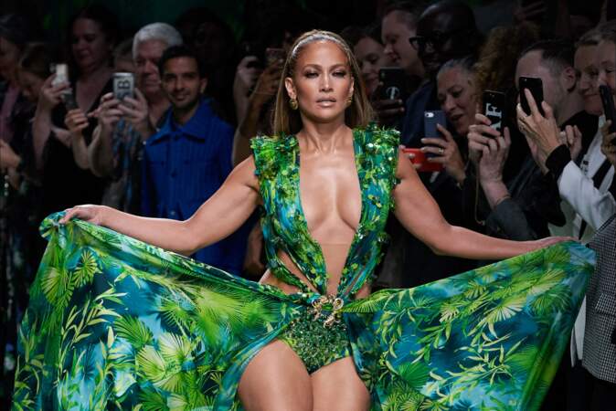 Jennifer Lopez faisait sensation avec sa jungle dress et une maxi queue haute au dernier défilé Versace. 