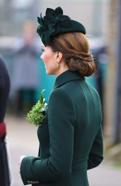 Adepte des chignons bas, Kate Middleton porte ici une version sophistiquée avec une double tresse. 