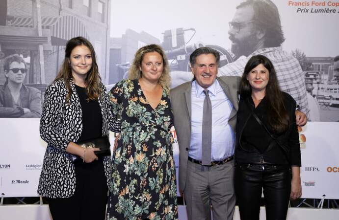 Daniel Auteuil pose avec ses filles Nelly et Aurore, ainsi que sa femme Aude Ambroggi, au photocall de la cérémonie d'ouverture à la Halle Tony Garnier du 11ème Festival Lumiere 2019 de Lyon le 12 octobre 2019