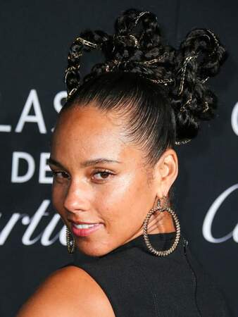 Quand elle ne porte pas ses cheveux nappy, Alicia Keys adore avoir recours aux extensions capillaires. 