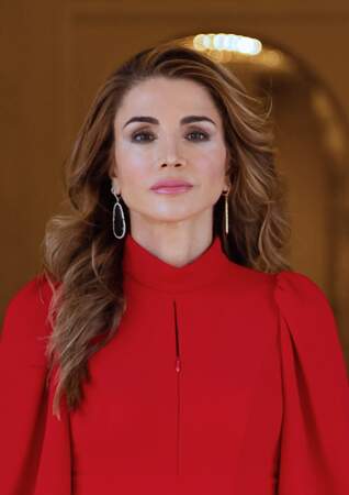Pour l'occasion, Rania al-Yassin
portait une sublime robe rouge.
