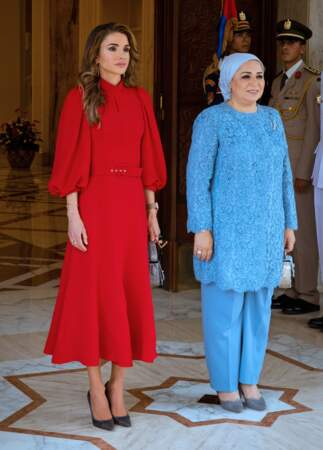 La reine Rania de Jordanie, aux côtés d'Entissar Amer, l'épouse du roi d'Egypte, le jeudi 10 octobre au Caire.