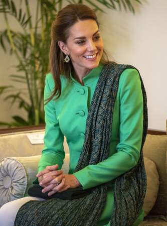 Kate Middleton affiche une jolie demi-queue de cheval au Pakistan le 15 octobre 2019
