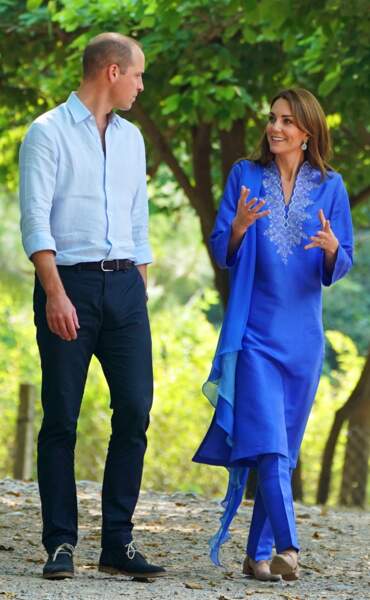Kate Middleton dans une tunique Catherine Walker et pantalon d'une marque pakistanaise