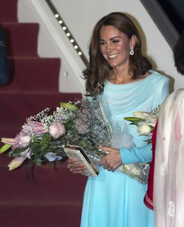 Kate Middleton à son arrivée au Pakistan le 14 octobre avec des boucles d'oreilles Zeen à 8€